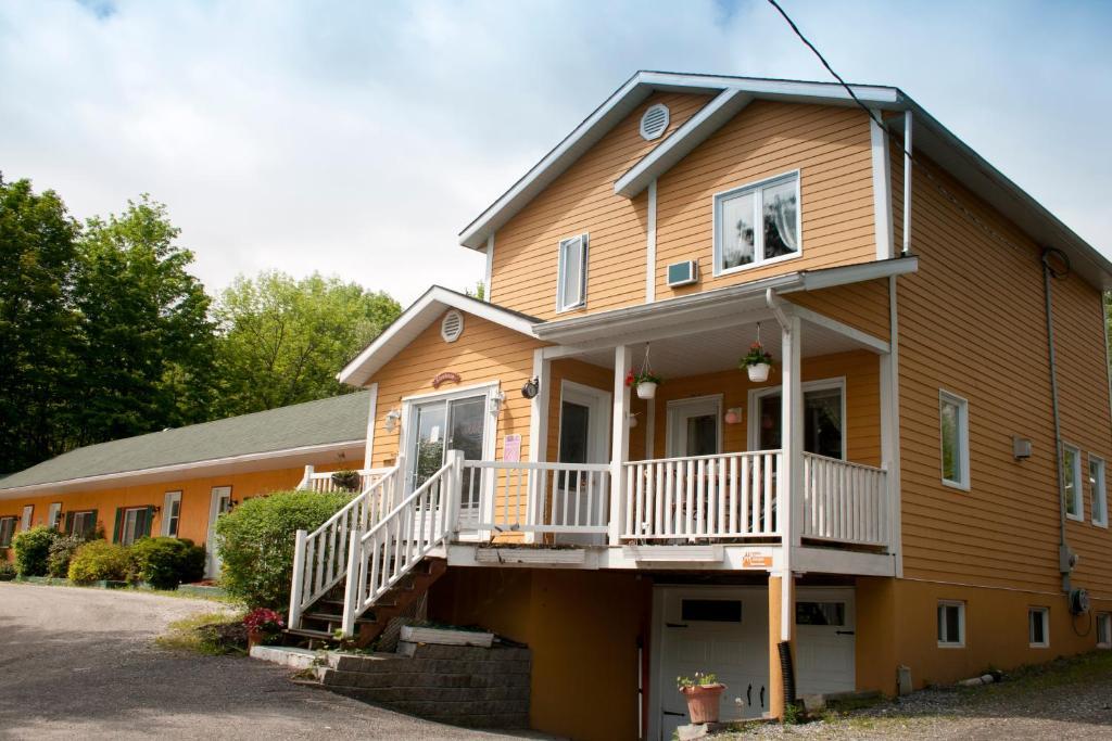 Motel De La Montagne Orford Exterior photo
